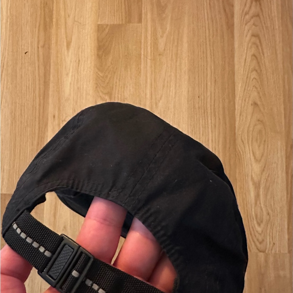 SS17 Supreme Black Rubber Logo Cap - Picture 2 of 3